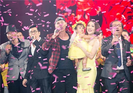 Phan Đinh Tùng lần đầu khoe con gái