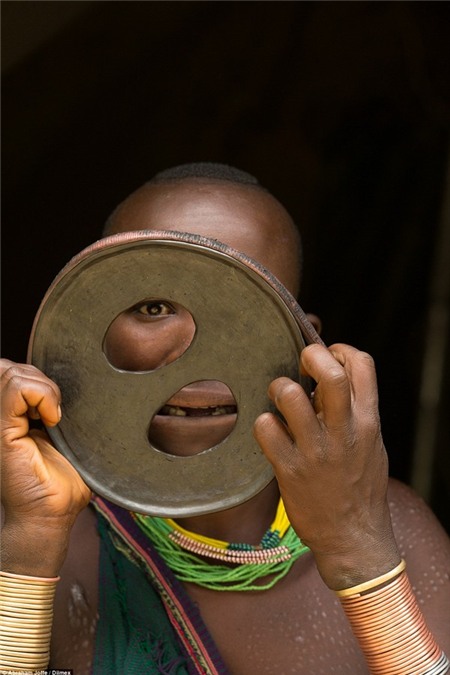 Cô gái đeo khuyên đĩa môi lớn nhất thế giới có chu vi 59,5cm 4