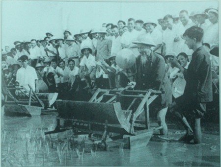 Bác Hồ dùng thử máy cấy cải tiến tại Trại thí nghiệm trồng lúa - Sở Nông lâm Hà Nội (16/7/1960)