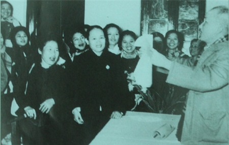Chủ tịch Hồ Chí Minh tới dự Hội nghị Cán bộ phụ nữ miền Bắc (26/1/1956)