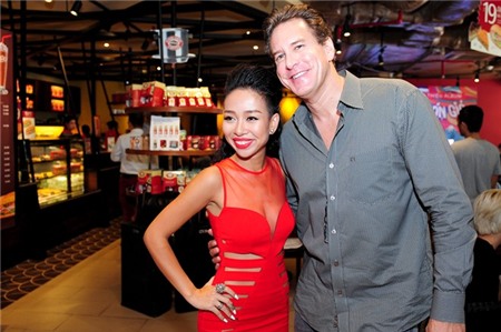 Bạn trai Tây ôm hôn Thảo Trang trong sự kiện