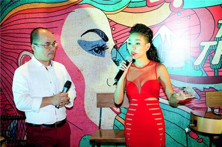 Bạn trai Tây ôm hôn Thảo Trang trong sự kiện