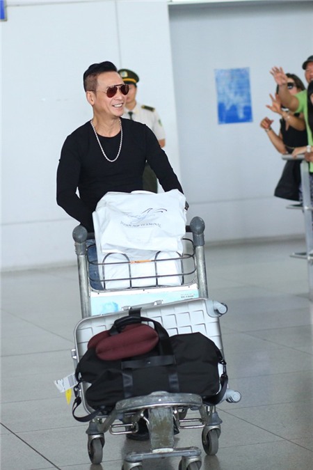 Việt Hương tươi cười về nước sau vụ bị đối xử tệ bạc ở Nhật