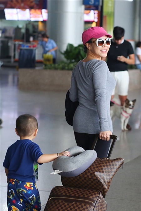 Việt Hương tươi cười về nước sau vụ bị đối xử tệ bạc ở Nhật