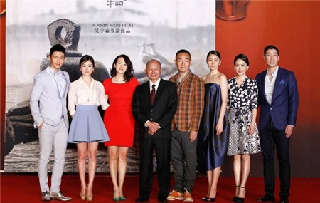 Đạo diễn Ngô Vũ Sâm (áo đen, giữa) cùng dàn sao hùng hậu của phim Thái Bình Luân.