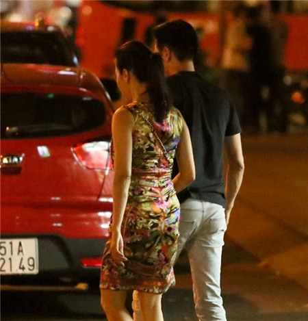 Tóc Tiên mặc hở bạo thoải mái ngồi ăn lẩu cua vỉa hè