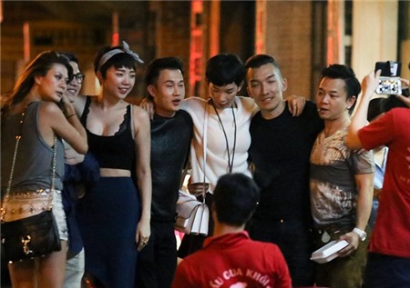 Tóc Tiên mặc hở bạo thoải mái ngồi ăn lẩu cua vỉa hè