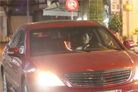 Tóc Tiên mặc hở bạo thoải mái ngồi ăn lẩu cua vỉa hè