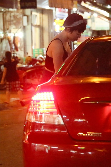 Tóc Tiên mặc hở bạo thoải mái ngồi ăn lẩu cua vỉa hè