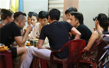 Tóc Tiên mặc hở bạo thoải mái ngồi ăn lẩu cua vỉa hè