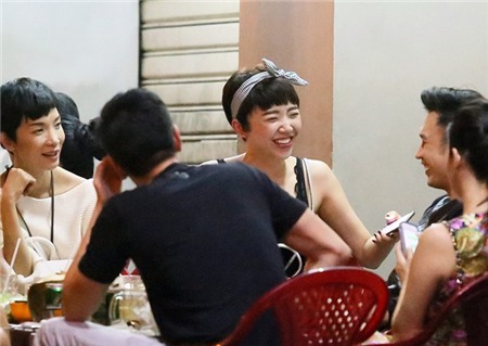 Tóc Tiên mặc hở bạo thoải mái ngồi ăn lẩu cua vỉa hè