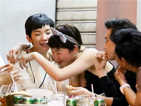 Tóc Tiên mặc hở bạo thoải mái ngồi ăn lẩu cua vỉa hè