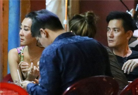 Tóc Tiên mặc hở bạo thoải mái ngồi ăn lẩu cua vỉa hè