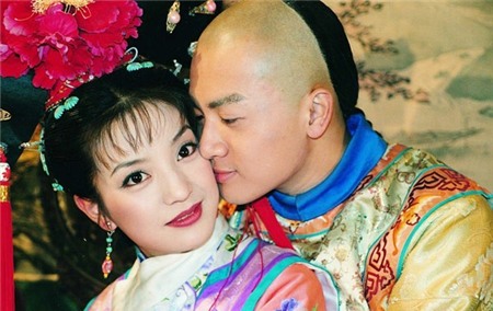 Năm 1998, khi vẫn đang theo học tại Học viện điện ảnh Bắc Kinh, Triệu Vy đã lọt vào mắt xanh của nữ văn sĩ Quỳnh Dao, thay thế nữ diễn viên Đài Loan Lý Đình Nghi đảm nhận vai Tiểu Yến Tử trong bộ phim truyền hình Hoàn Châu cách cách. Hình ảnh nàng Tiểu Yến Tử đáng yêu, tính tình ngổ ngáo đã được cô thể hiện sinh động, tạo nên cơn sốt trên màn ảnh nhỏ châu Á. Suốt 16 năm qua, tên tuổi của Triệu Vy luôn gắn liền với nhân vật Tiểu Yến Tử, không ai có thể thay thế.