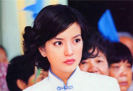 Năm 2001, Triệu Vy lại hâm nóng tên tuổi mình với vai Lục Y Bình bướng bĩnh, kiên cường và cố chấp trong Tân dòng sông ly biệt. Cô đã tạo ra một Lục Y Bình rất khác, hiện đại và mạnh mẽ hơn so với thành công của đàn chị Lưu Tuyết Hoa trước đây.