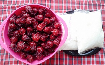 Cách ngâm hoa atiso đỏ làm nước uống - 1