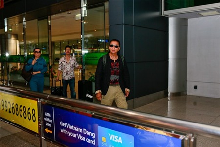Chiều 3/11, 2 ca sĩ hải ngoại Phi Nhung, Trường Vũ và diễn viên hài Bảo Chung đã về đến sân bay Tân Sơn Nhất, chuẩn bị tham gia trình diễn Mùa thu tình yêu – Fall in Love của trung tâm Vân Sơn tại Hà Nội.