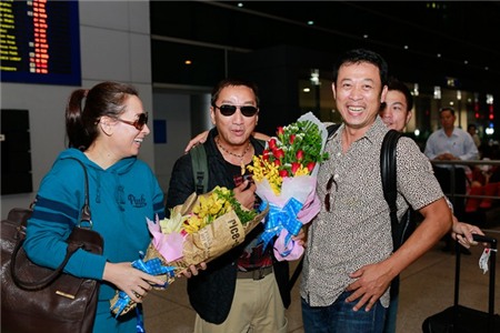 Đích thân danh hài Vân Sơn đã ra tận sân bay Tân Sơn Nhất để đón đoàn nghệ sĩ về nước làm cả sân bay nhộn nhịp hẳn lên. Một số người hiếu kỳ đã vây quanh