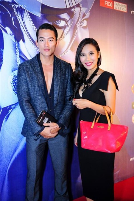 Khánh Ngọc đi cùng người mẫu Lê Trung Cương. Diện một thiết kế váy đen nhưng bà mẹ một con lại chọn túi xách hồng, trông khá lệch tông.