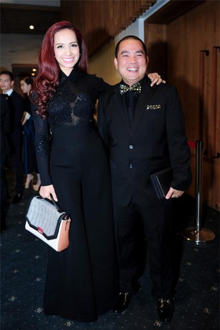 Vợ chồng Minh Khang - Thúy Hạnh diện trang phục tone sur tone đen trên thảm đỏ. Thời gian gần đây, gia đình cựu người mẫu