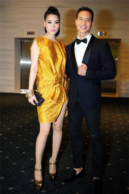 Kim Lý và Trương Ngọc Ánh đẹp đôi xuất hiện trên thảm đỏ sự kiện. Trong khi nam diễn viên Việt kiều lịch lãm với bộ vest đen thì bà mẹ một con trẻ trung với chiếc váy màu vàng ánh kim.