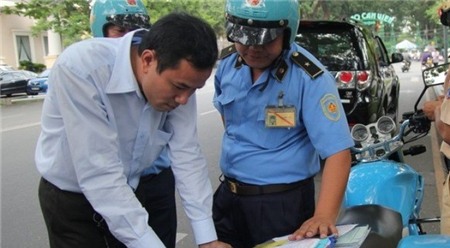 Vì sao taxi Uber mới xuất hiện ở Việt Nam đã bị 'sờ gáy'?