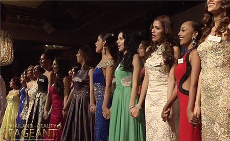 Nguyễn Thị Loan gây xúc động với màn vẽ tranh cát tại Miss World 1