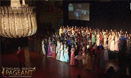 Nguyễn Thị Loan gây xúc động với màn vẽ tranh cát tại Miss World 3