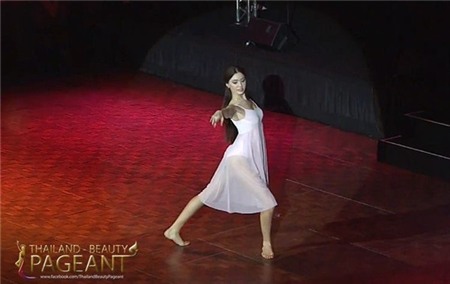 Nguyễn Thị Loan gây xúc động với màn vẽ tranh cát tại Miss World 8