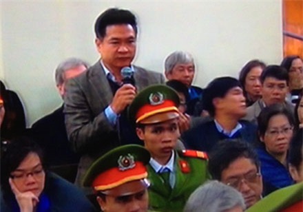 Ông Trần Đình Long, Chủ tịch HĐQT Tập đoàn Hòa Phát trình bày với HĐXX.