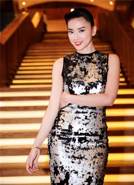 Ngô Thanh Vân và bạn trai Việt kiều tình tứ chốn đông người