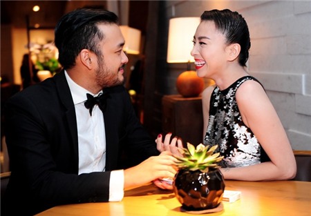 Ngô Thanh Vân và bạn trai Việt kiều tình tứ chốn đông người