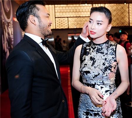 Ngô Thanh Vân và bạn trai Việt kiều tình tứ chốn đông người