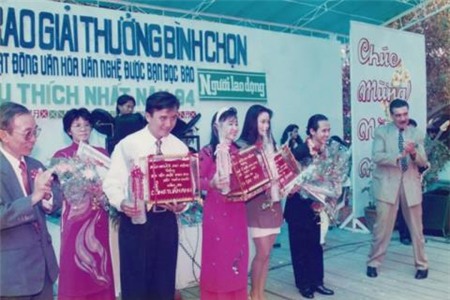 Giải thưởng Mai Vàng có tiền thân là giải Bình chọn văn nghệ sĩ được yêu thích nhất trong năm được tổ chức từ năm 1991 - 1994. Những nghệ sĩ đầu tiên được vinh danh tới nay đều là những gương mặt gạo cội. Mới đây, những hình ảnh cực hiếm được chụp cách đây 20 năm, ghi lại không khí của giải thưởng này đã được chia sẻ và khiến khán giả vô cùng thích thú. Tuy nhiên, không ít người, đặc biệt là thế hệ trước 9X đã phải ngậm ngùi và tiếc nuối khi nhìn lại hình ảnh trong thời hoàng kim của ngội sao đoản mệnh Lê Công Tuấn Anh (thứ ba từ trái sang).