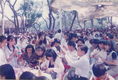 Một bước thành “sao” sau vai Quang “Đông ki sốt”, tên tuổi của Lê Công Tuấn Anh nổi như cồn. Thời điểm này gần như có phim mới nào bấm máy anh cũng có vai, mà đều là vai chính, nổi bật có vai Quang Sơn trong Em còn nhớ hay em đã quên, vai Tuấn trong Ngọt ngào và man trá, vai Đại trong Mặt trời đêm. Sau vai Đại này đã mang về cho anh giải Nam diễn viên trong giải Mai Vàng lần thứ 1 tổ chức năm 1995.