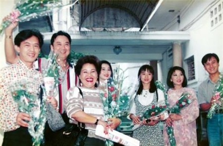 Giữa lúc tài năng đang được khẳng định, con đường nghệ thuật đang mở rộng thênh thang và sự nghiệp diễn viên đang lên như diều gặp gió thì Lê Công Tuấn Anh được phát hiện uống thuốc sốt rét tự tử tại nhà của anh thuê vào tháng 10/1996. Sự ra đi bất ngờ của anh đã trở thành một cú sốc lớn không chỉ cho người hâm mộ tài năng của anh chàng diễn viên trẻ này. (Từ phải sang: Lê Công Tuấn Anh, Cẩm Vân, Mỹ Duyên, Hoàng Trinh Ngọc Giàu, Bảo Quốc, Lê Tuấn)