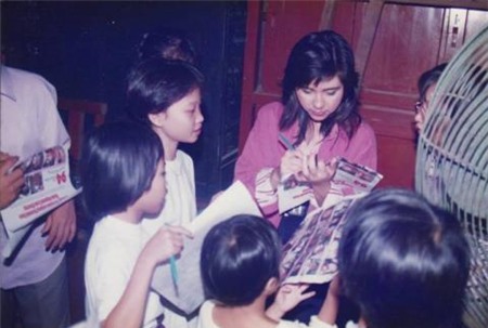 Phương Thảo được các fan nhí vây quanh để xin chữ ký. Cùng với Ngọc Lễ, cặp đôi là một trong những tên tuổi được yêu thích nhất trong làng nhạc Việt những năm thập niên 90. Năm 2005, họ cùng hai con gái Na - Nấm chấp nhận bỏ dở sự nghiệp âm nhạc tại Việt Nam đêsang Mỹ định cư vì nghĩ cho tương lai của con. Mới đây, gia đình của Phương Thảo - Ngọc Lễ đã về Việt Nam để tham gia một chương trình âm nhạc. Dù vắng bóng khá lâu nhưng hình ảnh của họ vẫn được khán giả yêu mến và nhắc đến nhiều.