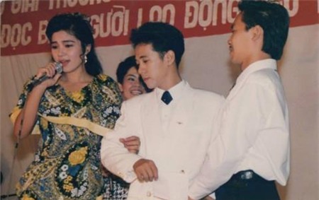 Việt Trinh và Thành Lộc trong lễ trao giải Bình chọn văn nghệ sĩ được yêu thích nhất năm 1993. 