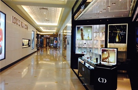 'Canh bạc' của bố chồng Hà Tăng sẽ ưu ái khách bình dân?