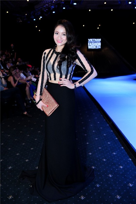 Thủy Top mặc áo xuyên thấu khoe nội y trên thảm đỏ