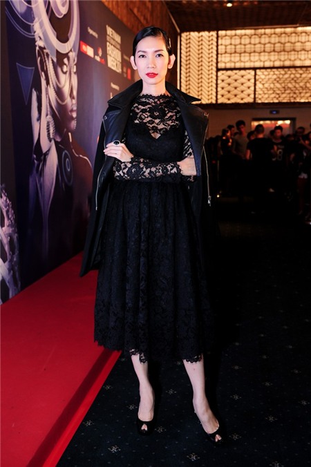 Thủy Top mặc áo xuyên thấu khoe nội y trên thảm đỏ