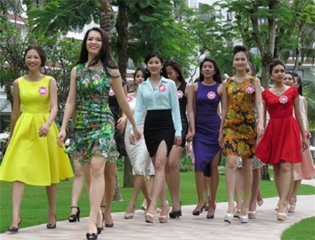 khan-gia-dat-cau-hoi-ung-xu-cho-thi-sinh-hoa-hau-viet-nam-dem-chung-ket