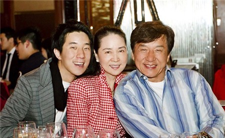 Nhìn lại những ngày đã qua của chuyện vợ chồng, Thành Long từng chia sẻ: “Lâm Phụng Kiều có vị trí không thể thay thế được đối với tôi. Cô ấy tốt đến nỗi tôi chẳng tìm ra lý do nào để mà ly dị. Tôi cảm thấy cô ấy luôn luôn đúng còn tôi luôn sai. Dù tôi có đúng, tôi vẫn nói là tôi sai…”.