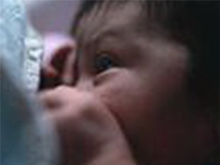 Trẻ bú mẹ nhiều ít nguy cơ béo phì (Ảnh HealthDay News)