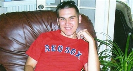 Đây là bức ảnh mẹ CJ gửi cho người rải tro. Phần lớn các bức ảnh gửi về đều là bức ảnh CJ mặc áo đỏ và túi đựng tro cốt của anh ở tiền cảnh, phía sau là điểm đến nơi anh sẽ được rải tro. Ảnh: Scattering CJ.