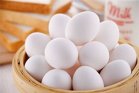 Phân biệt trứng gà bị tẩy trắng