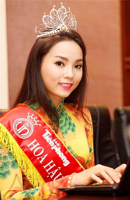 Hoa hau Nguyen Cao Ky Duyen va A hau Huyen My 