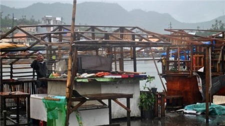 Bão gây sập nhà, đổ cột điện, ngã cây... ở nhiều khu vực của Philippines.