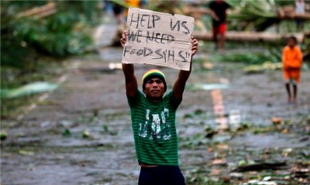 Một người dân Taft, đảo Samar nhờ giúp đỡ sau khi bão quét qua đây gây ngã đổ cây cối, cột điện, nhà cửa... và làm mất điện diễn rộng.
