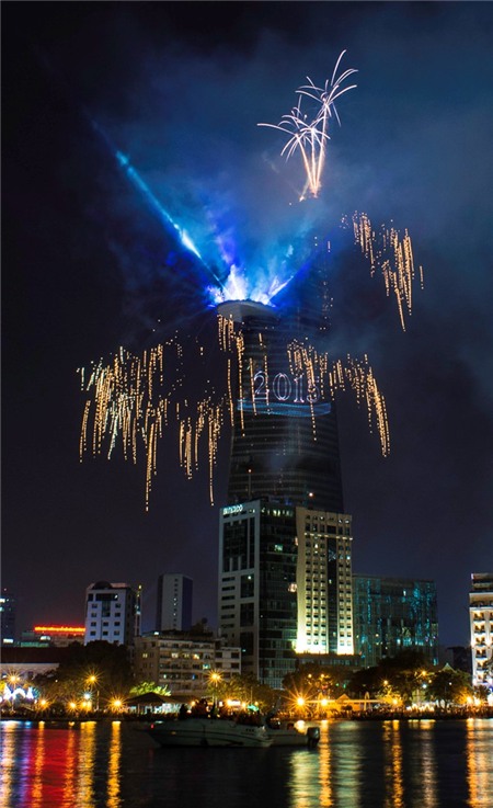 Tòa tháp Bitexco biểu tượng cho sự phát triển thịnh vượng lung linh trong pháo hoa.